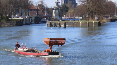 901567 Afbeelding van een bootje (de Havendienst 8) voor het verwijderen van drijvend zwerfvuil uit de Utrechtse ...